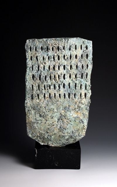 White_flat_form_in_stone_base_46_cm_h_2